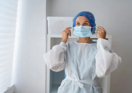 Médica colocando máscara, pronta para assumir plantão por remanejamento - Imagem de Freepik