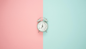 Photo by Icons8 Team on Unsplash - Relógio