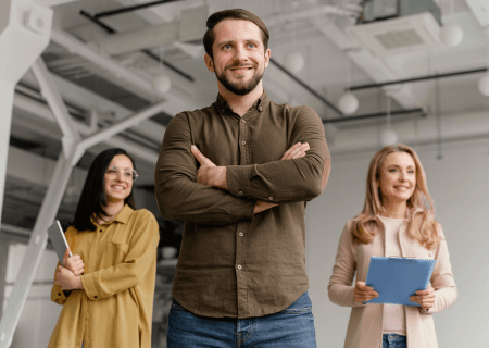 Turno ininterrupto de revezamento Pessoas na empresa sorrindo para montar turno ininterrupto de revezamento - Imagem de Freepik