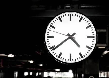 Turno rotativo Relógio em empresa com turno rotativo - Imagem de Freepik