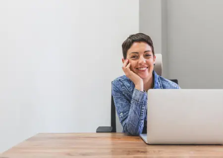Hora extra entra no décimo terceiro Mulher usando computador fazendo cáculo de hora extra que entra no décimo terceiro - Imagem de Freepik