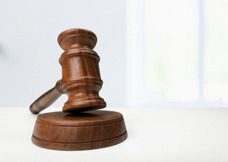 O que significa demissão por justa causa Martelo de juiz sobre mesa - Imagem de fabrikasimf no Freepik