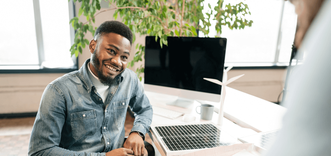 Homens no escritório conversando e sorrindo - Imagem de Freepik