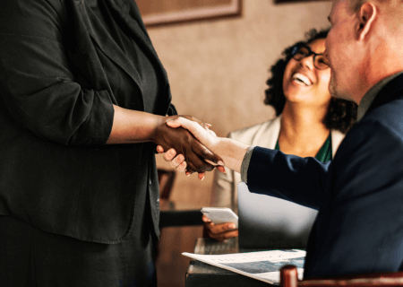 Imagem de rawpixel.com no Freepik - Pessoas dando as mãos e sorrindo sobre alteração do contrato de trabalho