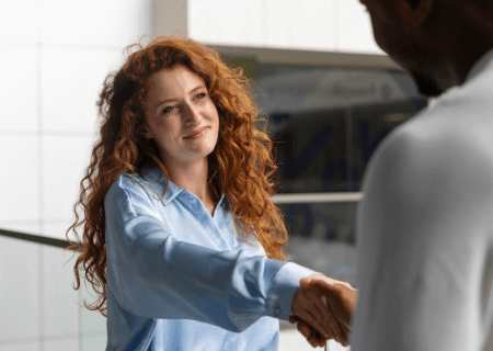 Profissionais que firmaram contrato de trabalho dando as mãos - Imagem de Freepik