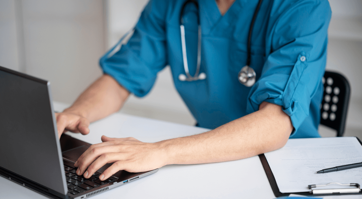 Enfermeira fazendo escala mensal de trabalho no laptop - Imagem de Freepik