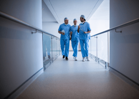 Escala mensal Enfermeiros andando em corredor e hospital - Imagem de wavebreakmedia_micro no Freepik