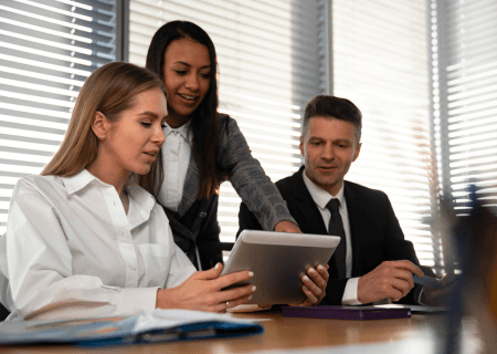 Governança corporativa Pessoas conversando no trabalho - Imagem de Freepik