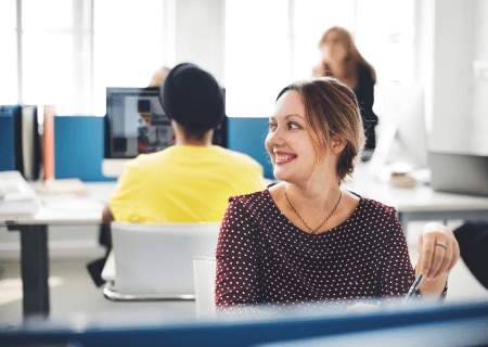 Jornada de trabalho de meio período Mulher trabalhando meio período em escritório e sorrindo - Imagem de rawpixel no Freepik