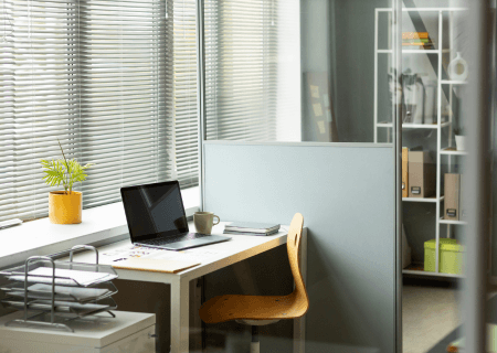 Mesa de escritório vazia de colaborador ausente por licenças remuneradas - Imagem de Freepik