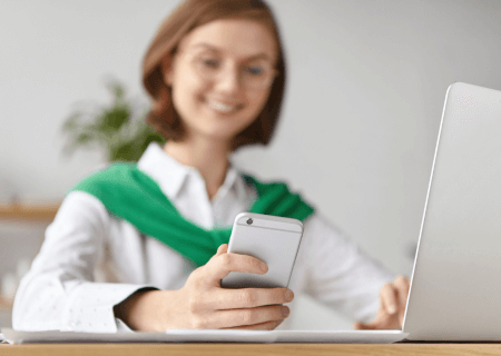 Escala fisioterapeutas Fisioterapeuta fazendo escala no celular - Imagem de wayhomestudio no Freepik