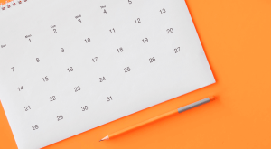 Calendário de papel e lápis sobre mesa - Imagem de Freepik