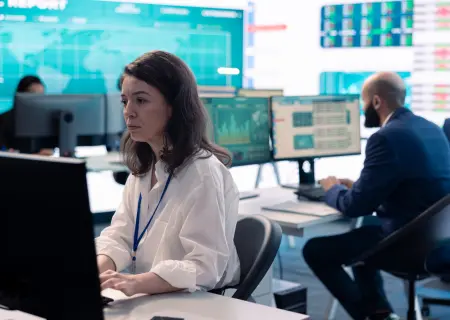 Pessoas mexendo no computador em centro de controle operacional - Imagem de Freepik