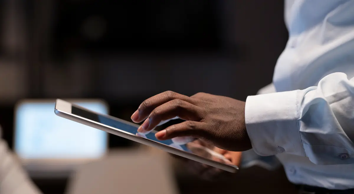 Pessoa mexendo no tablet - Imagem de Freepik