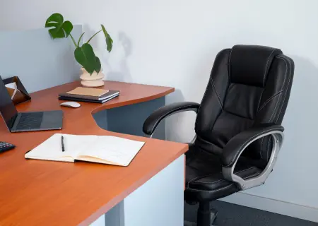 Mesa de escritório com cadeira vazia, indicando abandono de emprego - Imagem de Freepik