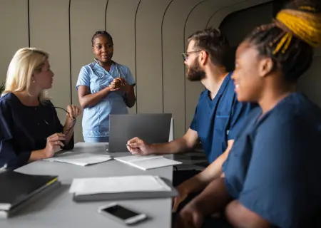 Profissionais de hospital em reunião organizando escala 24x48 - Imagem de Freepik