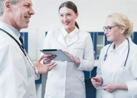 Três médicos conversando para fazer a escala de plantão - Imagem: Freepik