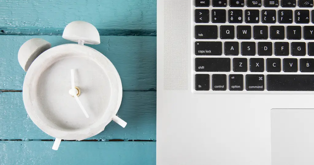 Relógio e laptop - Imagem de Freepik