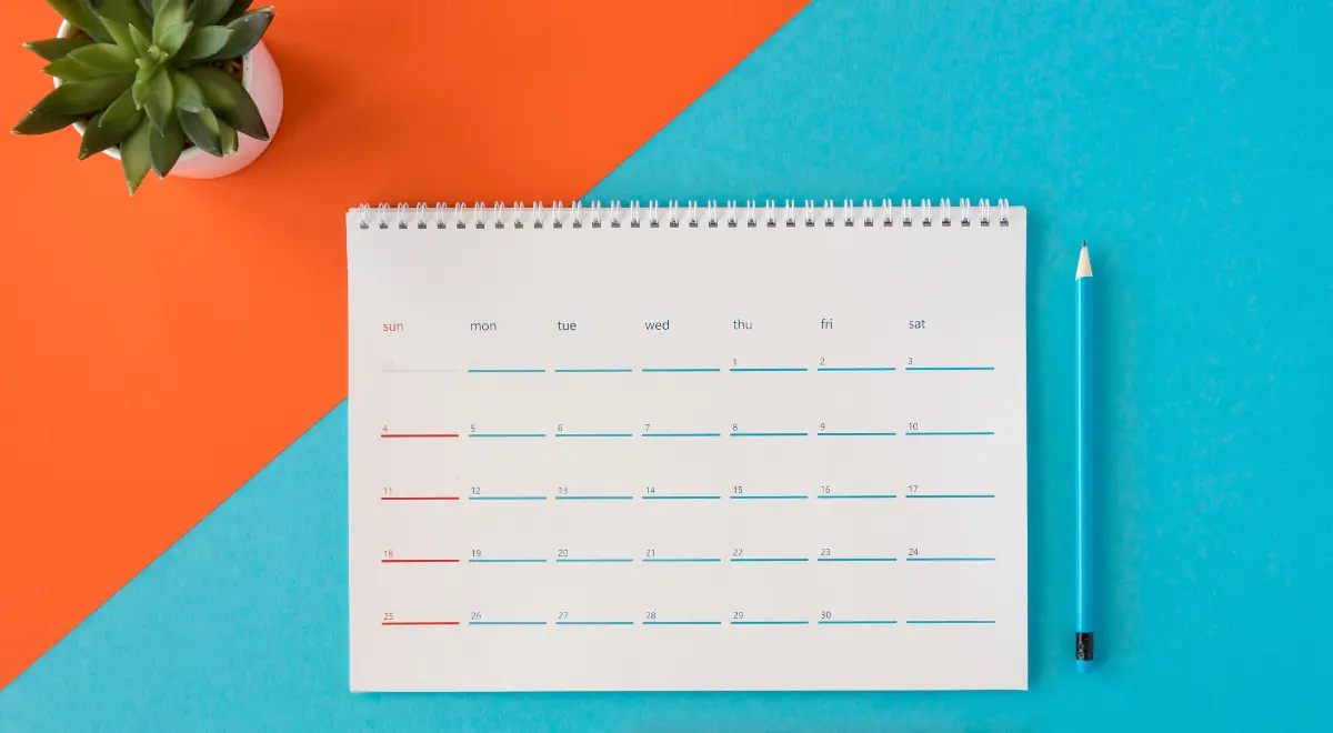 Calendário sobre mesa, organizando múltiplos trabalhos e duplo vínculo - Imagem de Freepik