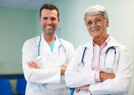 Médico e médica sorrindo - Imagem de gpointstudio no Freepik