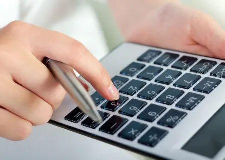 Pessoa usando calculadora para fazer cálculo do DSR - Imagem de nensuria no Freepik