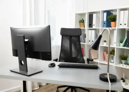 Mesa de escritório sem trabalhador, que está no seu descanso semanal remunerado - Imagem de Freepik