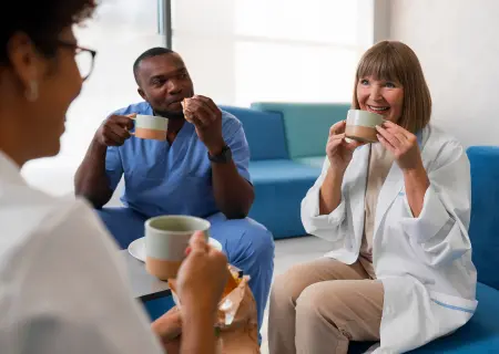 Profissionais de hospital tomando café durante descanso da enfermagem - Imagem de Freepik
