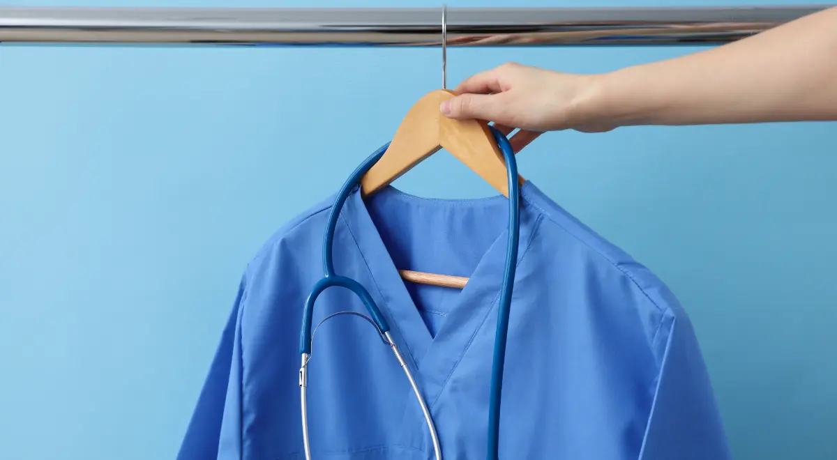 Enfermeiro pendurando uniforme no armário, momento de descanso da enfermagem - Imagem de Freepik
