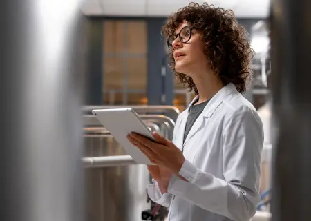 A importância da tecnologia na saúde Profissional de saúde usando tablet, exemplo de tecnologia na saúde - Imagem de Freepik
