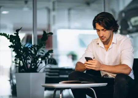 Profissional olhando o celular em regime de sobreaviso - Imagem de Freepik