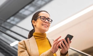 Mulher fazendo controle de jornada no celular - Imagem de Freepik