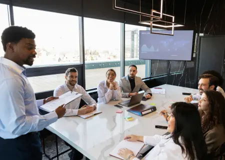 Profissionais em reunião em escritório sobre pontos facultativos - Imagem de Freepik
