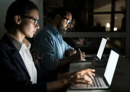 Troca de plantão noturno Profissionais usando computador no turno noturno após troca de plantão - Imagem de Freepik