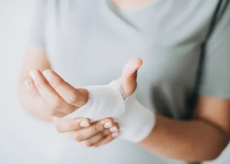 Excesso de trabalho doenças Profissional com a mão enfaixada por doença ocupacional causada por excesso de trabalho - Imagem de Freepik