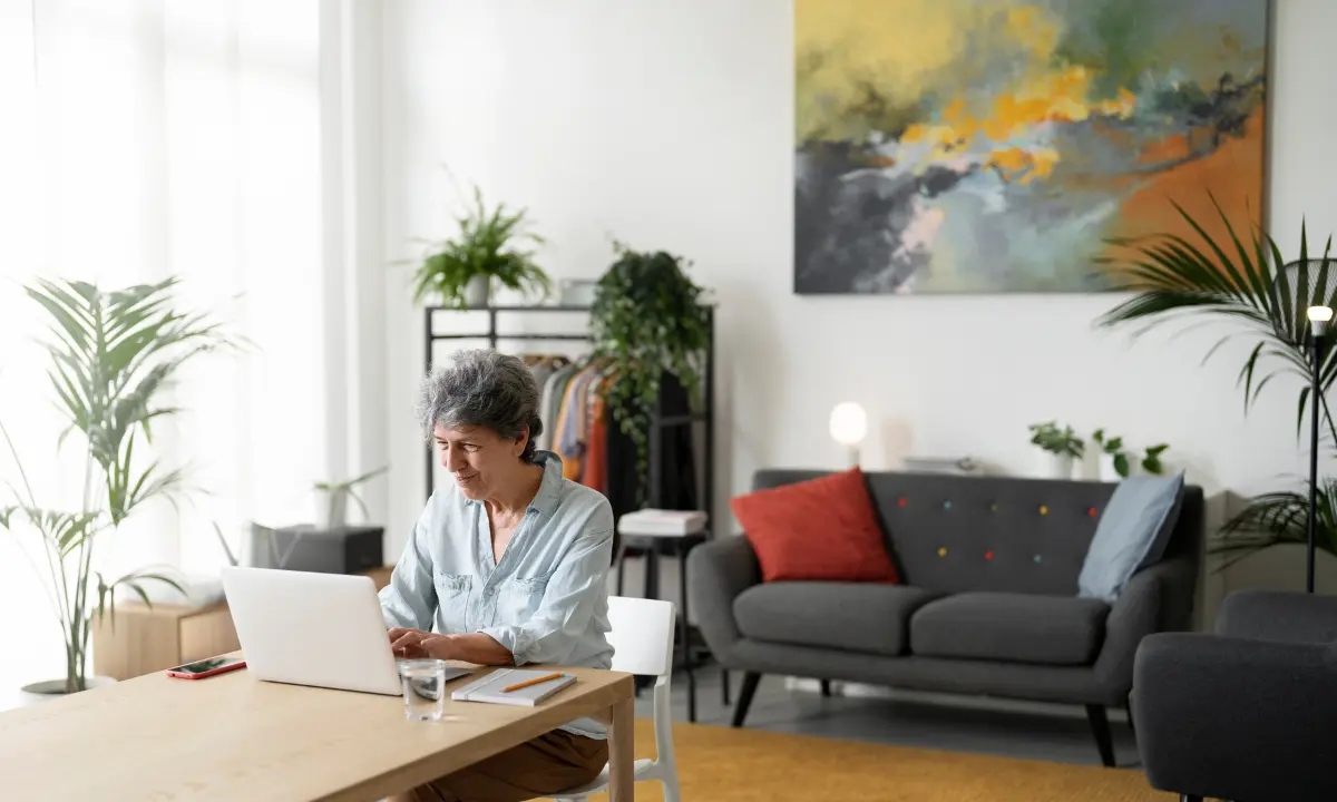 Profissional usando o computador em casa, cumprindo jornada home office - Imagem de Freepik