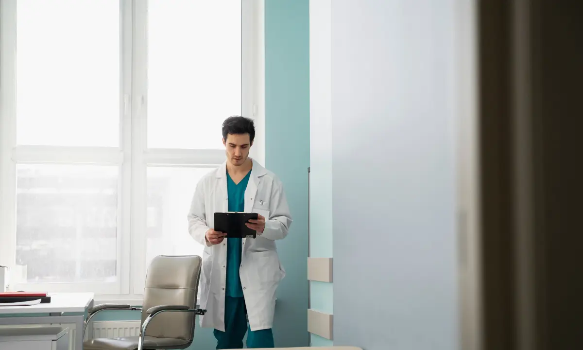 Médico em hospital durante regime de plantão trabalhando olhando prontuários - Imagem de Freepik