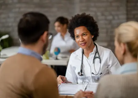 Médica atendendo mulher e acompanhante - Imagem de Freepik