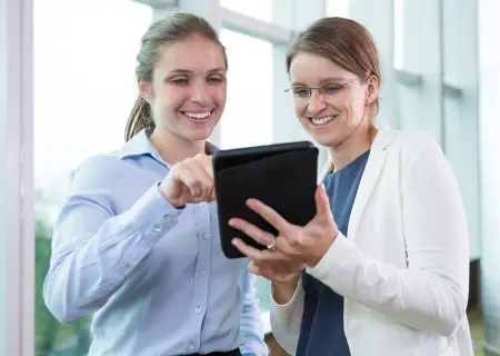 Turno rotativo Trabalhadoras organizando turno rotativo no tablet - Imagem de Freepik