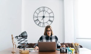 Mulher em escritório trabalhando fazendo compensação de horas - Imagem de Freepik