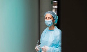 Trabalhadora da saúde vestindo roupa cirúrgica - Imagem de Freepik