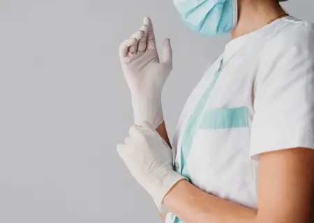 Profissional de enfermagem de uniforme, máscara e luvas - Imagem de Freepik