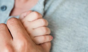 Pai com o filho no colo durante licença-paternidade - Imagem de Freepik