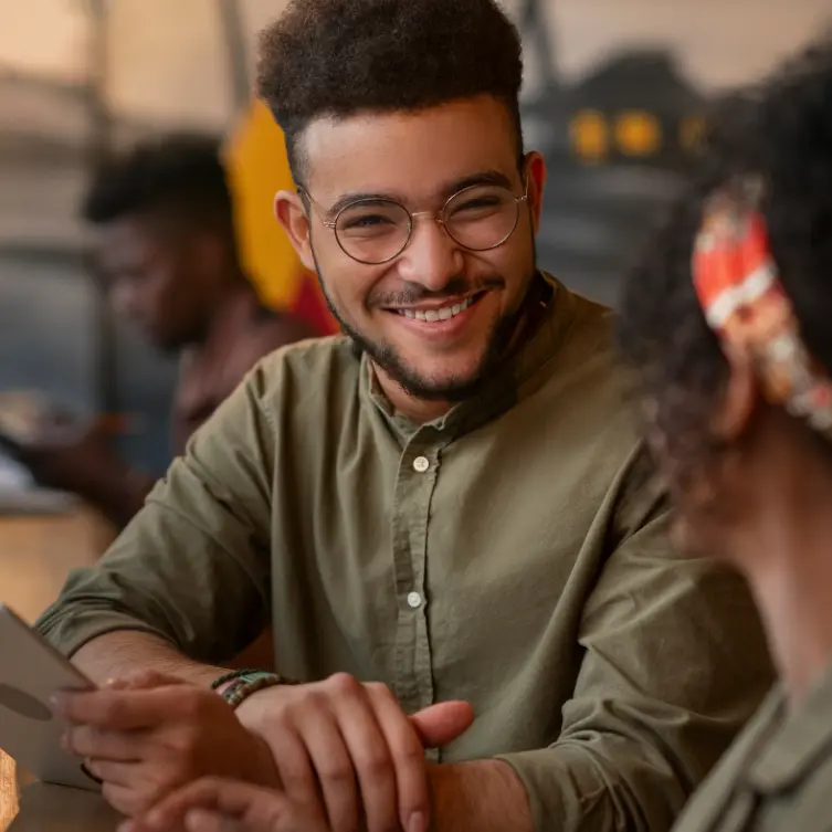 Trabalhadores conversando fim da 6x1 - Imagem: Freepik