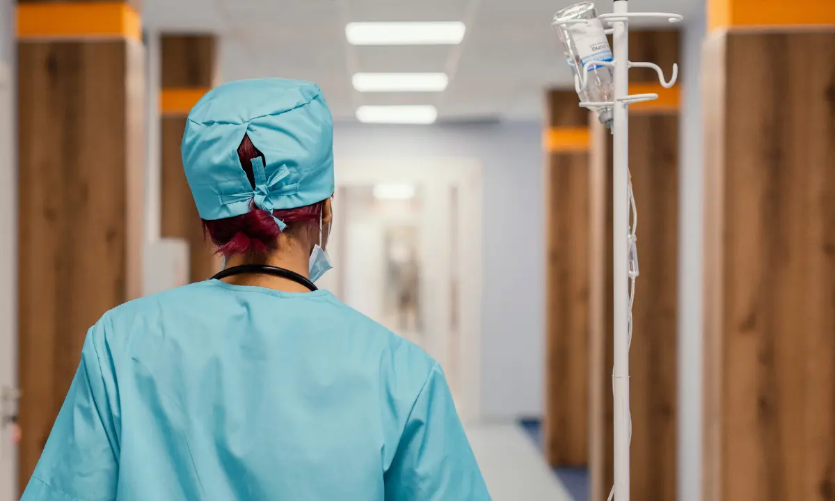 Enfermeira de costas andando em hospital - Imagem de Freepik