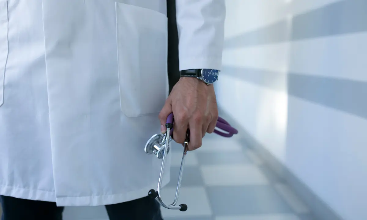 Médico segurando estetoscópio - Imagem de Freepik