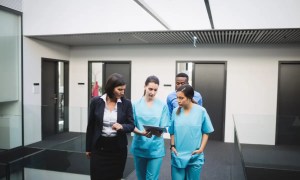 Trabalhadores de hospital andando e conversando - Imagem de Magnific