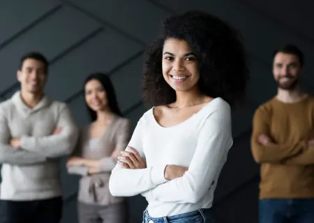 Diversas pessoas em escritório sorrindo prontas para trabalhar dentro de capacity planning - Imagem de Magnific