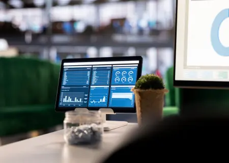 Computador exibindo telas de WFM com gerador de escala online e relatórios - Imagem de Magnific