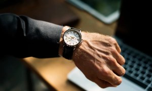 Profissional que trabalha 42 horas semanais olhando relógio - Imagem de Magnific