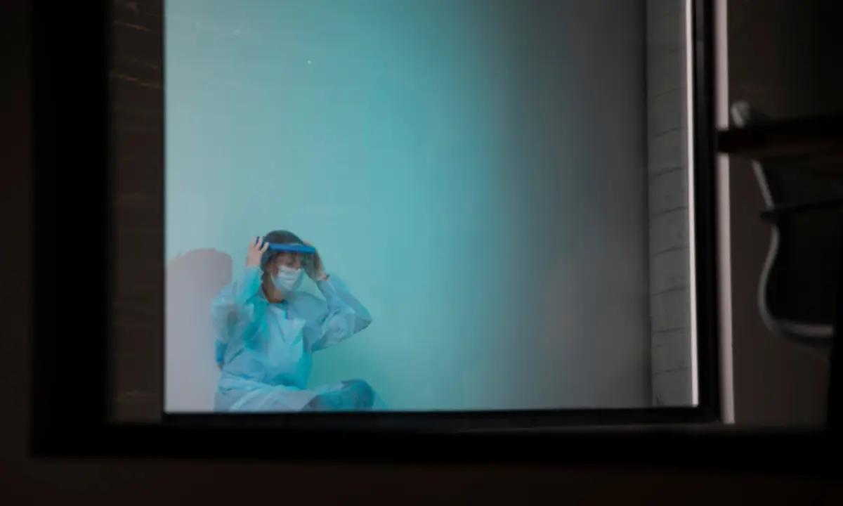 Médico sentado no hospital cansado depois de trabalhar em hora ficta noturna - Imagem de Magnific